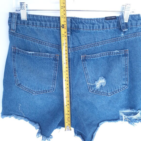 Almost Famous Womens Distressed Denim Shorts‎ Size 5 - Picture 3 of 16